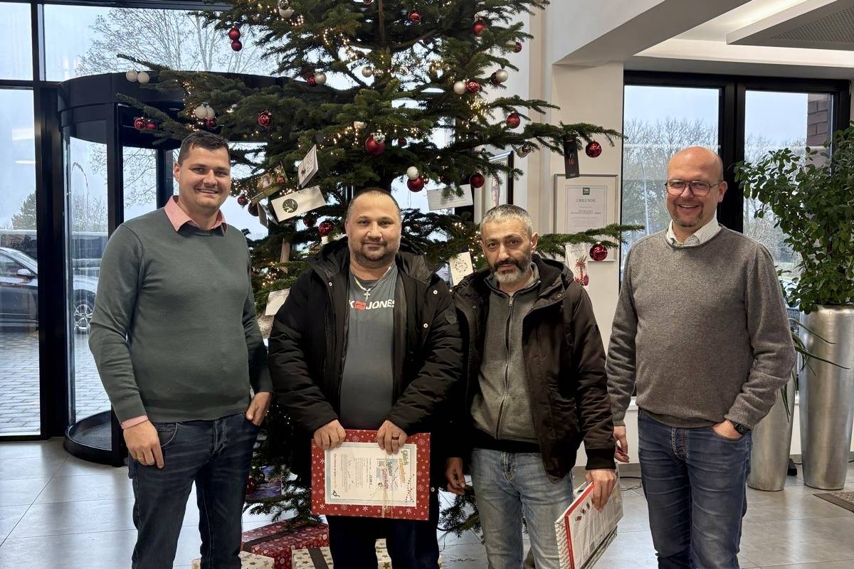 Im Zuge unserer Weihnachtsfeier 2024 haben wir elf langjährige Mitarbeitende geehrt.