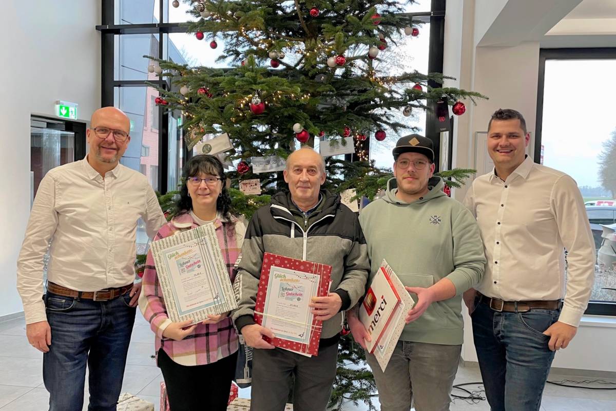 Im Zuge unserer Weihnachtsfeier 2024 haben wir elf langjährige Mitarbeitende geehrt.