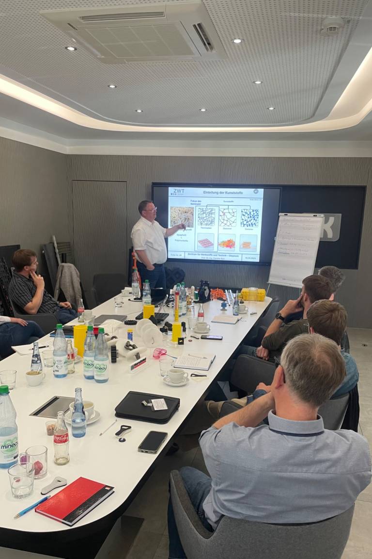 Mit der Firma Lemken Landtechnik GmbH und & Co.KG arbeiten wir vertrauensvoll zusammen. Jetzt kamen Kollegen beider Unternehmen zu einer Material-Schulung zusammen.