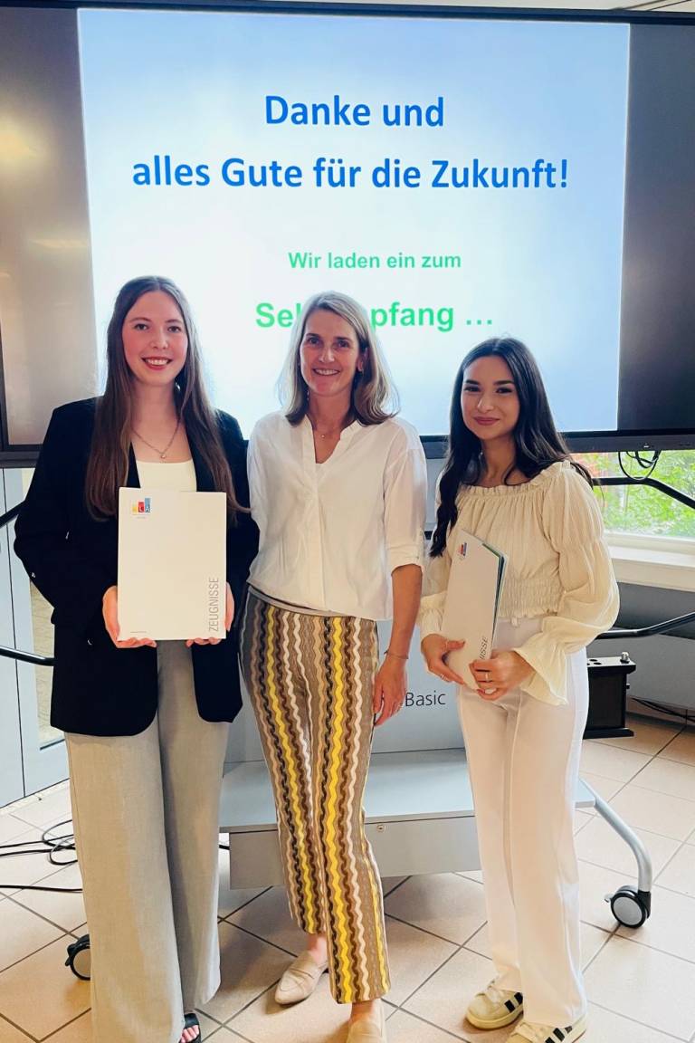Kira und Aylin haben ihre Abschlussprüfungen bestanden und ihre Zeugnisse erhalten.