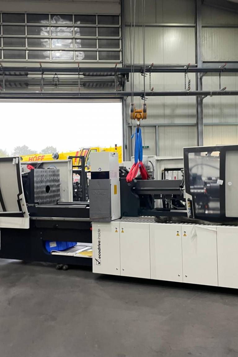 Neue Spritzgussmaschinen, eine neue Schneidemaschine, Dachsanierung und PV auf zwei weiteren Dächer.