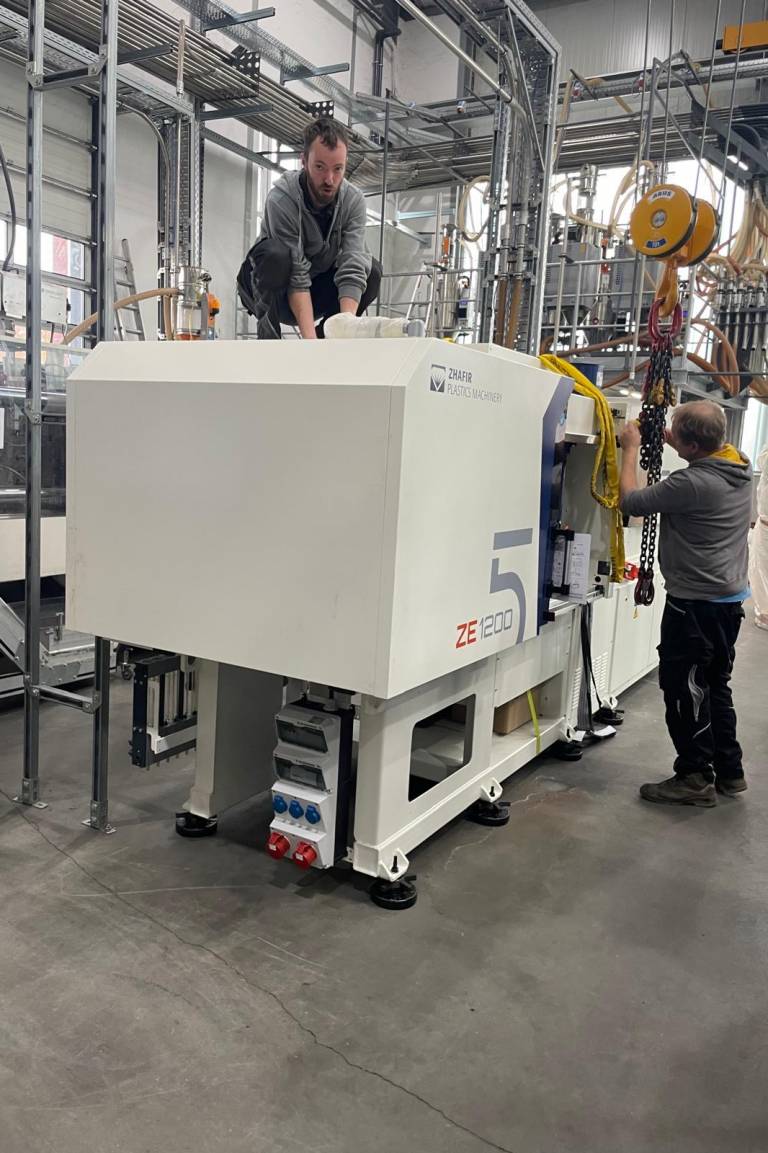 Neue Spritzgussmaschinen, eine neue Schneidemaschine, Dachsanierung und PV auf zwei weiteren Dächer.