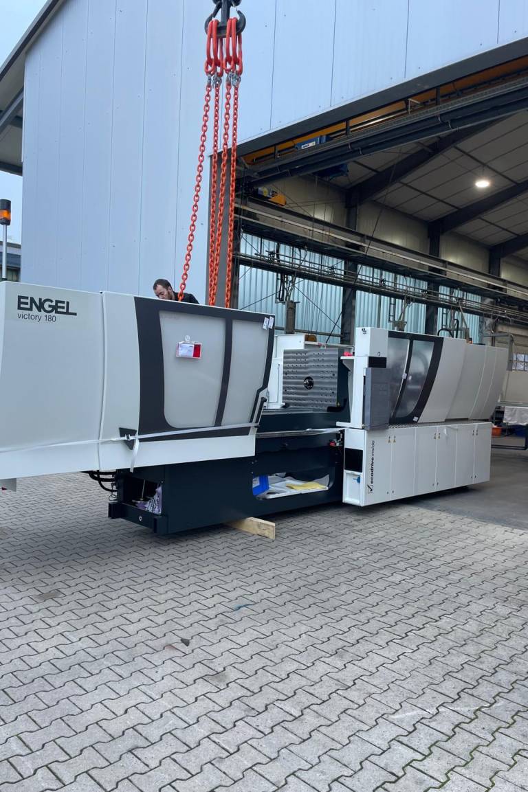 Neue Spritzgussmaschinen, eine neue Schneidemaschine, Dachsanierung und PV auf zwei weiteren Dächer.