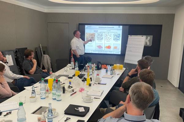 Mit der Firma Lemken Landtechnik GmbH und & Co.KG arbeiten wir vertrauensvoll zusammen. Jetzt kamen Kollegen beider Unternehmen zu einer Material-Schulung zusammen.