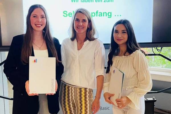 Kira und Aylin haben ihre Abschlussprüfungen bestanden und ihre Zeugnisse erhalten.